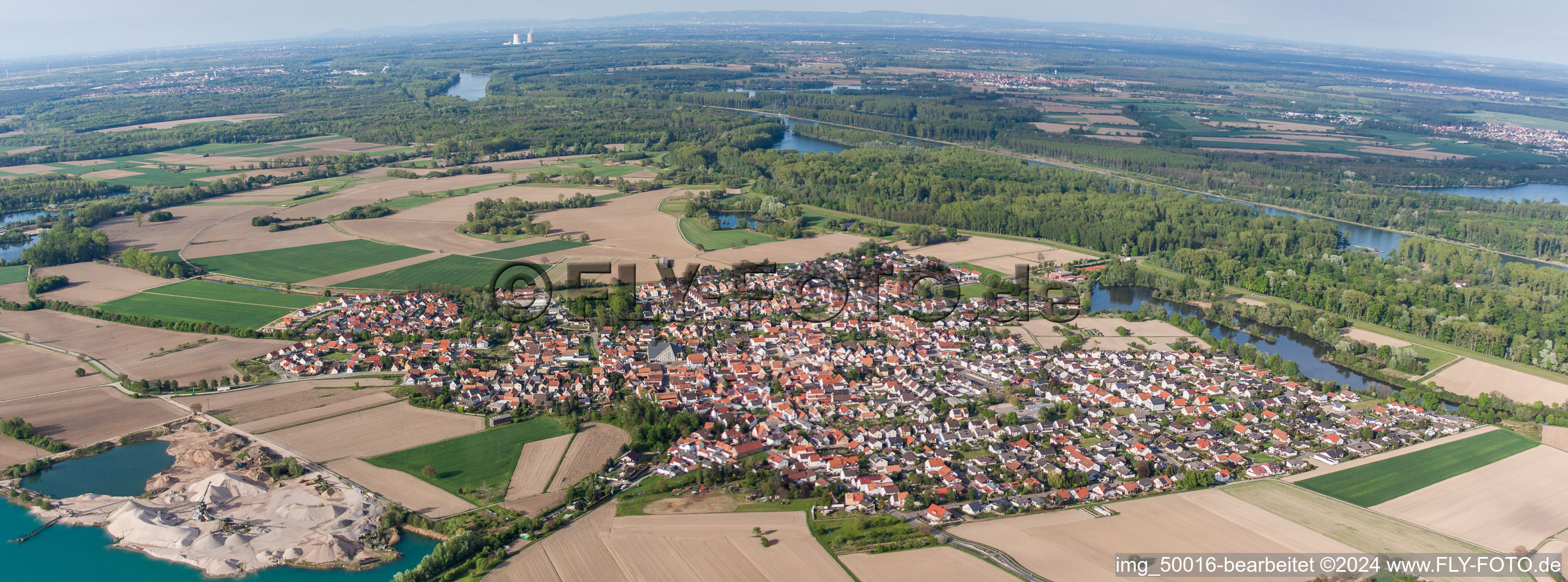 Photographie aérienne de Perspective panoramique de la vue locale des rues et maisons des quartiers résidentiels à Leimersheim dans le département Rhénanie-Palatinat, Allemagne