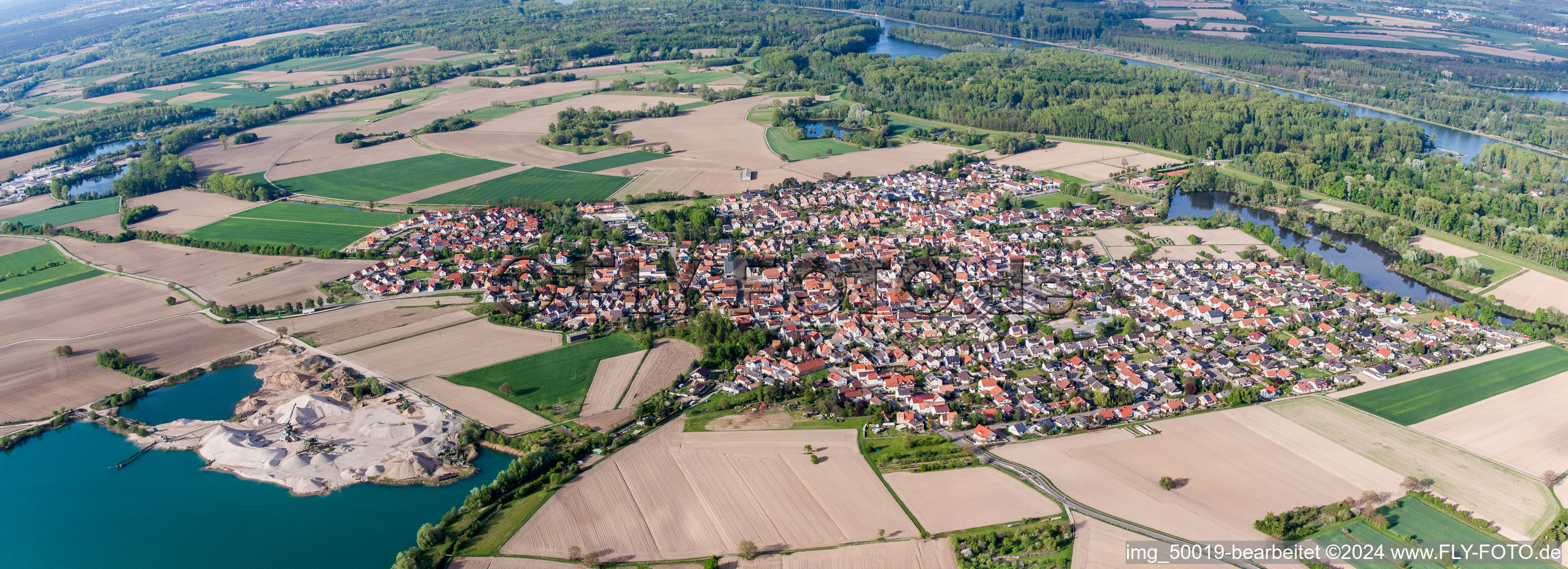 Vue oblique de Perspective panoramique de la vue locale des rues et maisons des quartiers résidentiels à Leimersheim dans le département Rhénanie-Palatinat, Allemagne