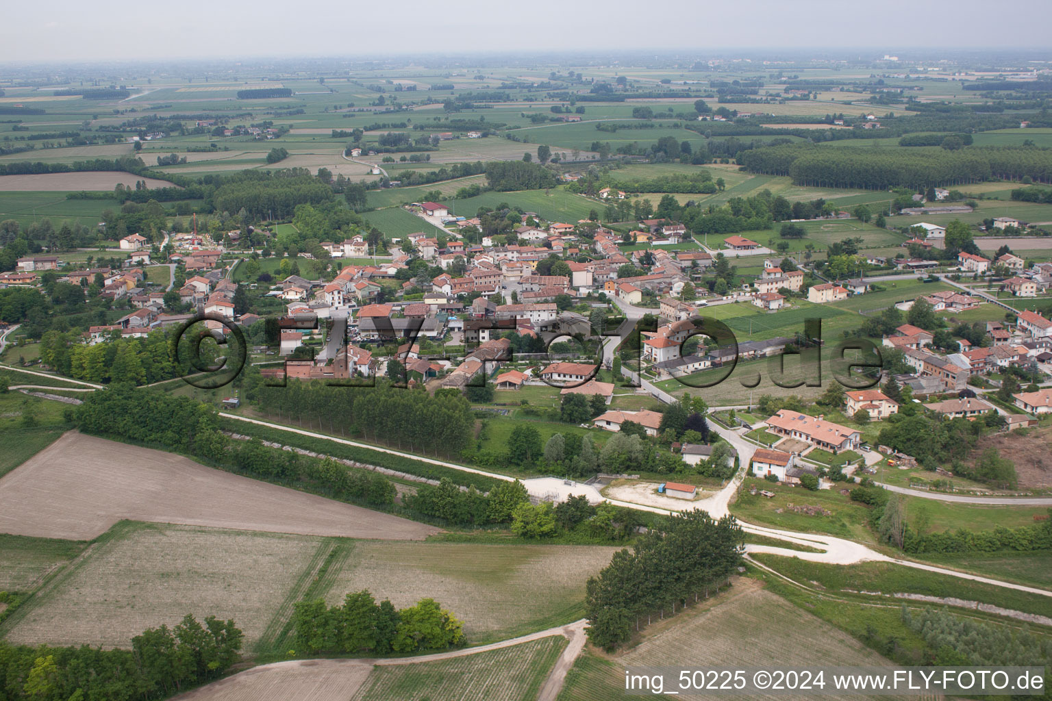 Vue aérienne de Madrisio dans le département Frioul-Vénétie Julienne, Italie