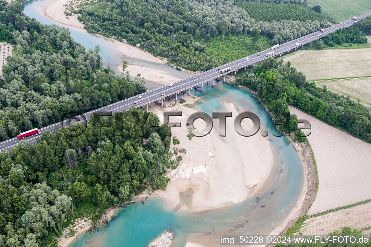 Vue aérienne de Pont autoroutier de l'A4 sur le lit de gravier du Tagliamento à Boscatto en Vénétie à Ronchis dans le département Udine, Italie