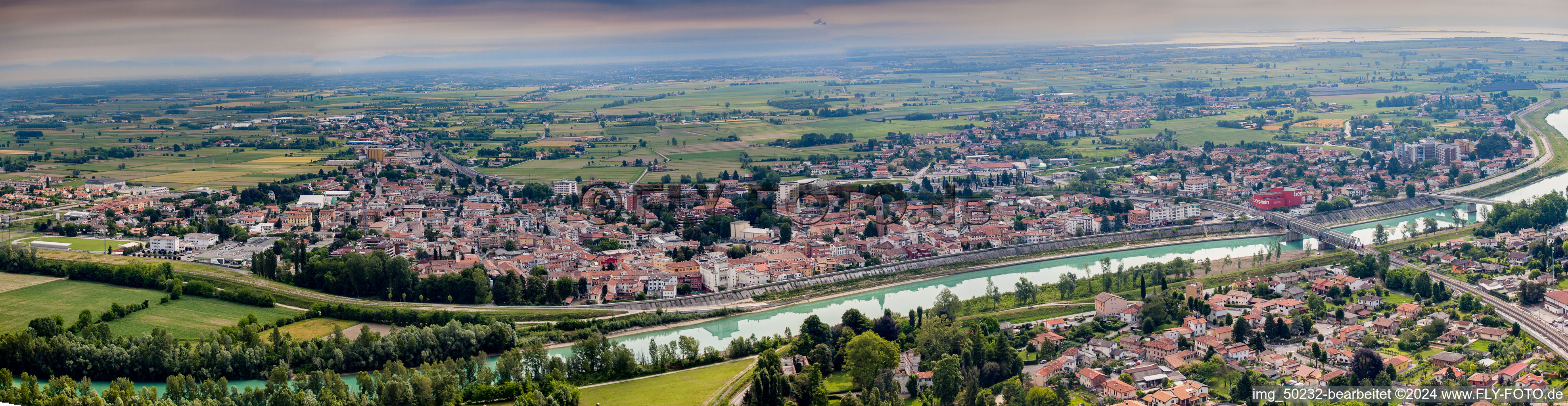 Vue aérienne de Centre-ville en perspective panoramique dans le centre-ville, sur les rives de la rivière Tagliamento à Latisana dans le département Udine, Italie