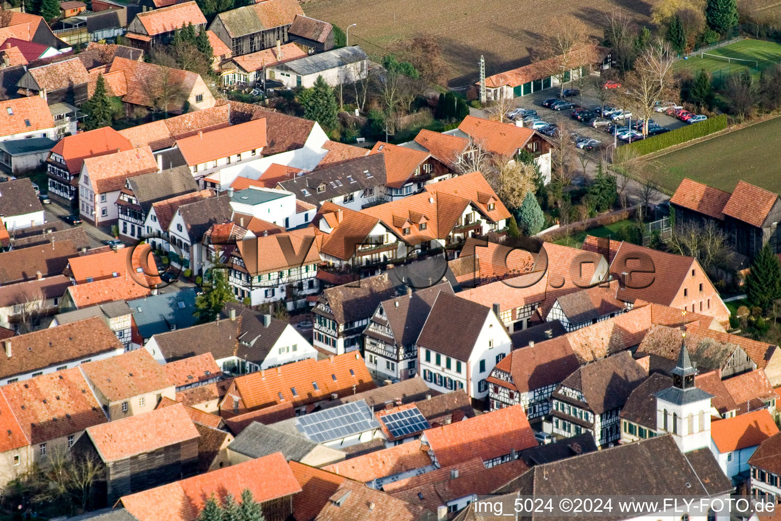 Vue aérienne de De l'Hôtel Zur Krone à Herxheim près de Landau (Palatinat) à le quartier Hayna in Herxheim bei Landau/Pfalz dans le département Rhénanie-Palatinat, Allemagne