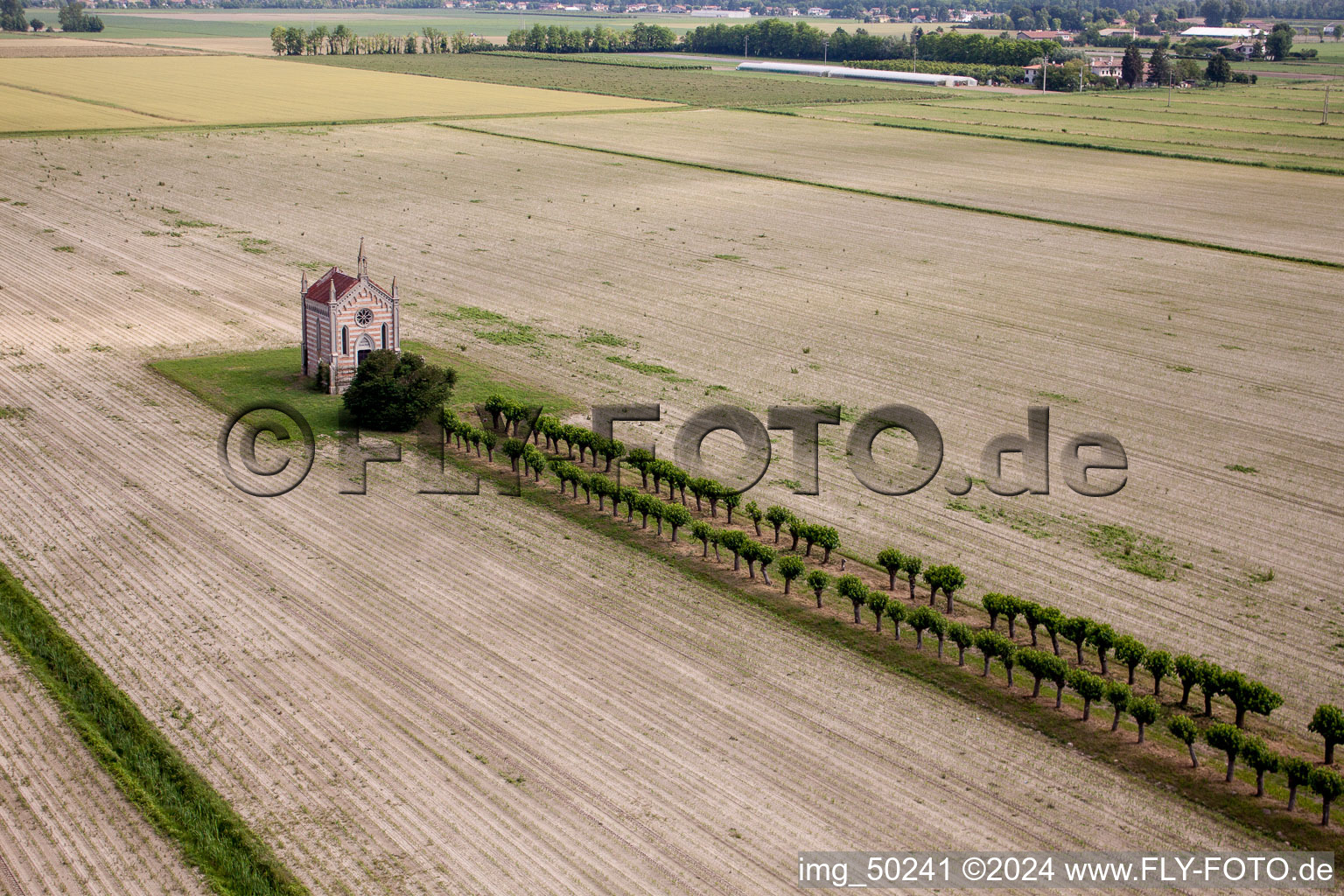 Vue aérienne de Chapelle Chapelle de Cesarolo à Cesarolo à San Michele al Tagliamento dans le département Metropolitanstadt Venedig, Italie