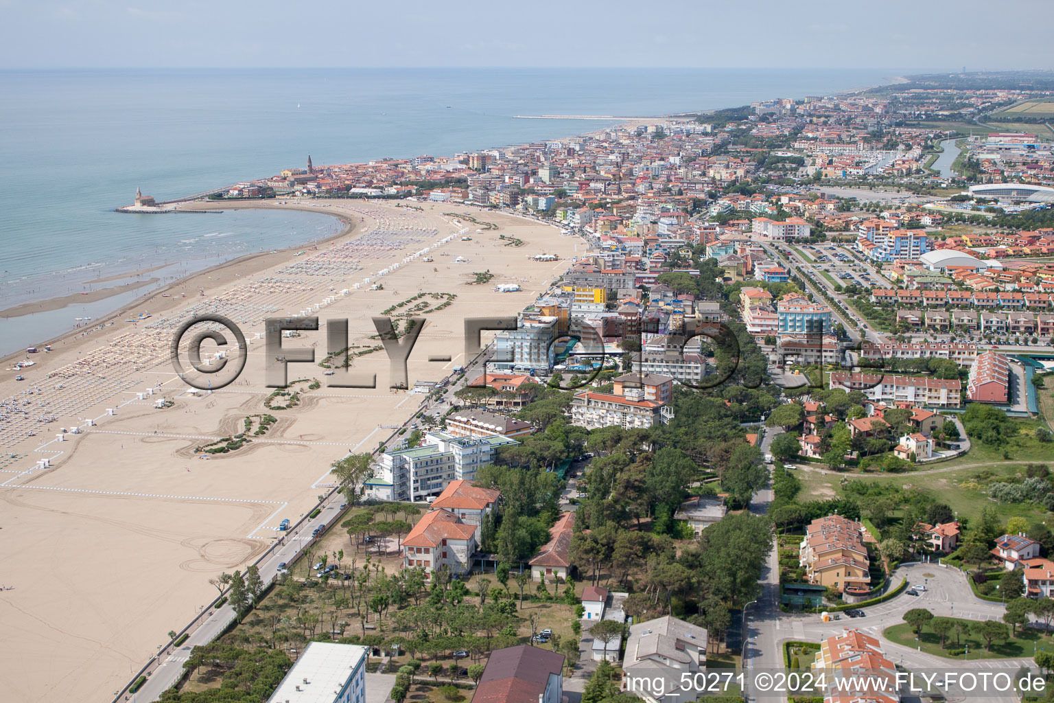 Vue aérienne de Paysage de plage de sable sur le Caorle à Caorle dans le département Metropolitanstadt Venedig, Italie