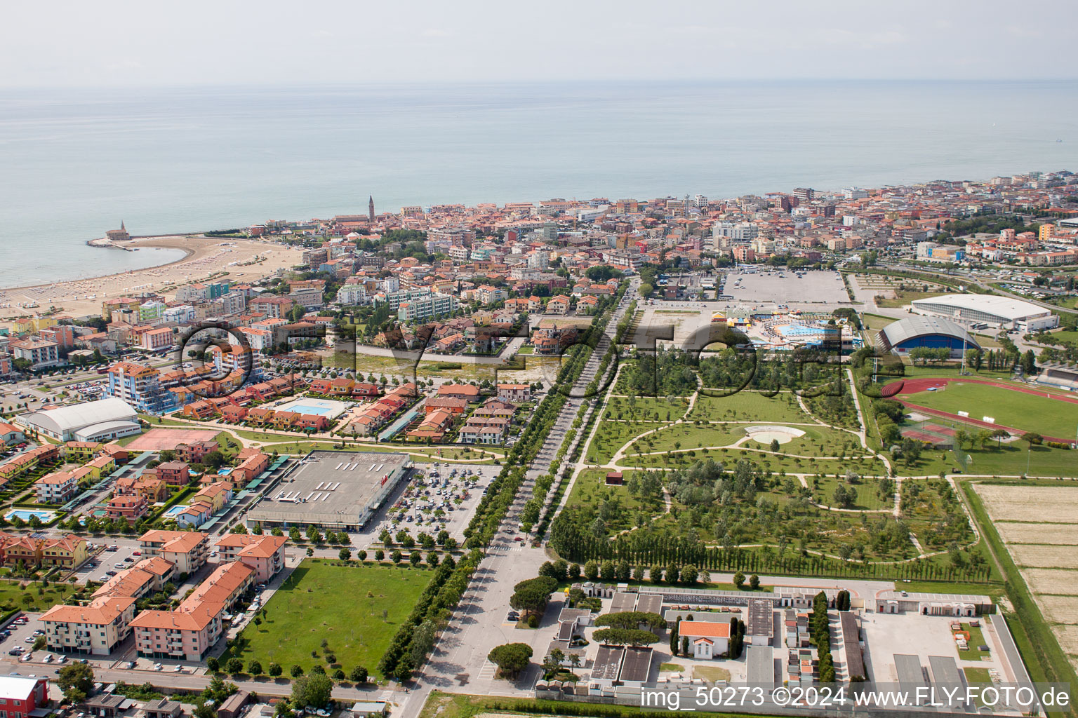 Vue aérienne de Paysage de plage de sable sur le Caorle à Caorle dans le département Metropolitanstadt Venedig, Italie