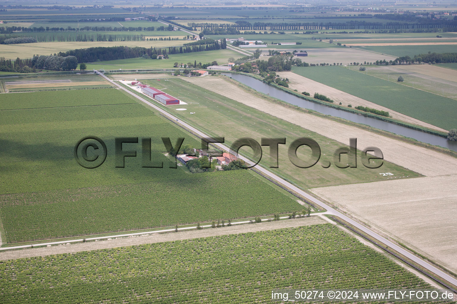 Vue aérienne de Aérodrome à Caorle dans le département Metropolitanstadt Venedig, Italie