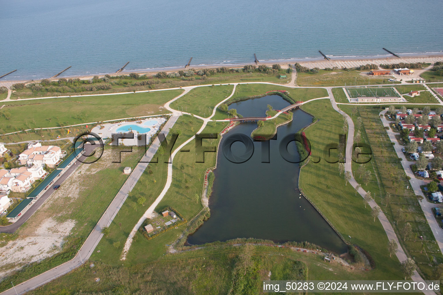 Caorle dans le département Metropolitanstadt Venedig, Italie du point de vue du drone