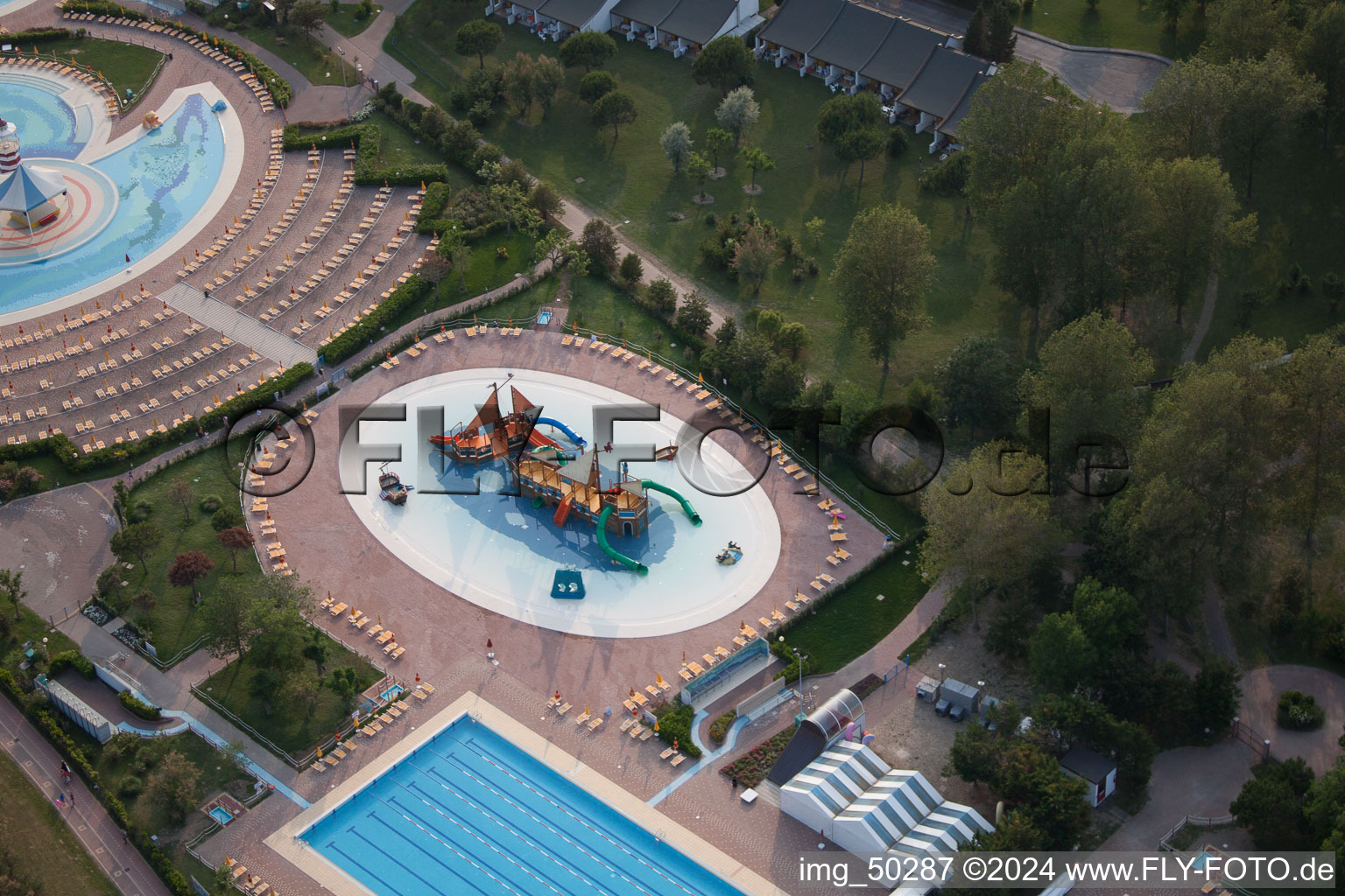 Vue aérienne de Piscine avec bateau pirate à la piscine extérieure de Playaloca à Duna Verde dans le département Vénétie, Italie