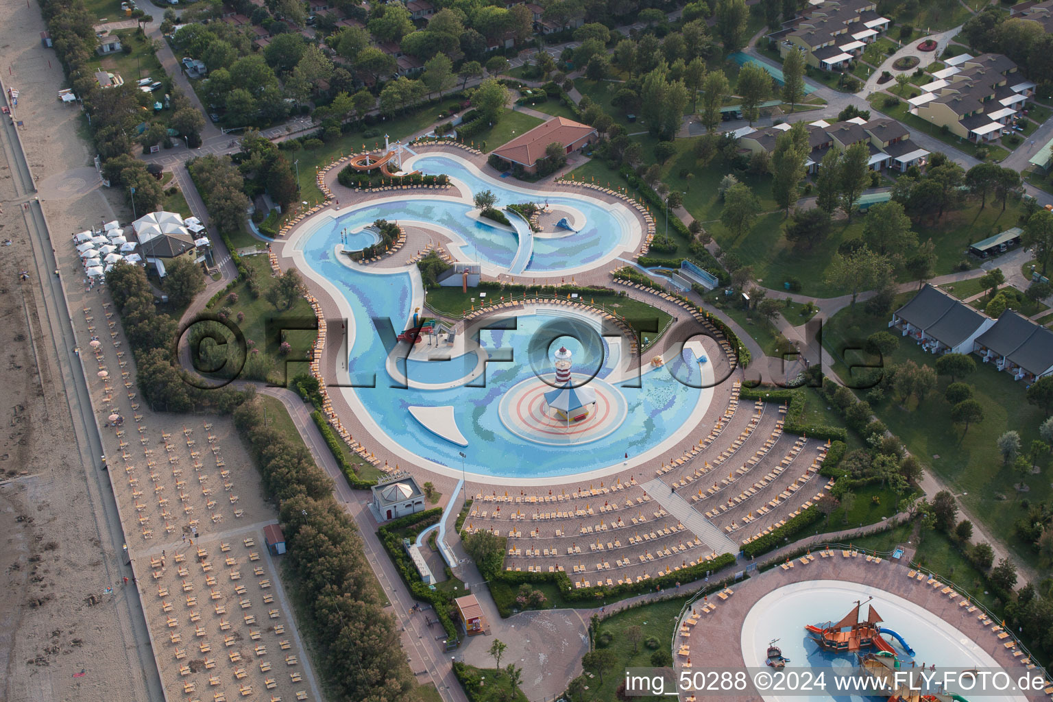 Vue aérienne de Piscine avec bateau pirate à la piscine extérieure Playaloca à Duna Verde en Vénétie à le quartier Duna Verde in Caorle dans le département Metropolitanstadt Venedig, Italie