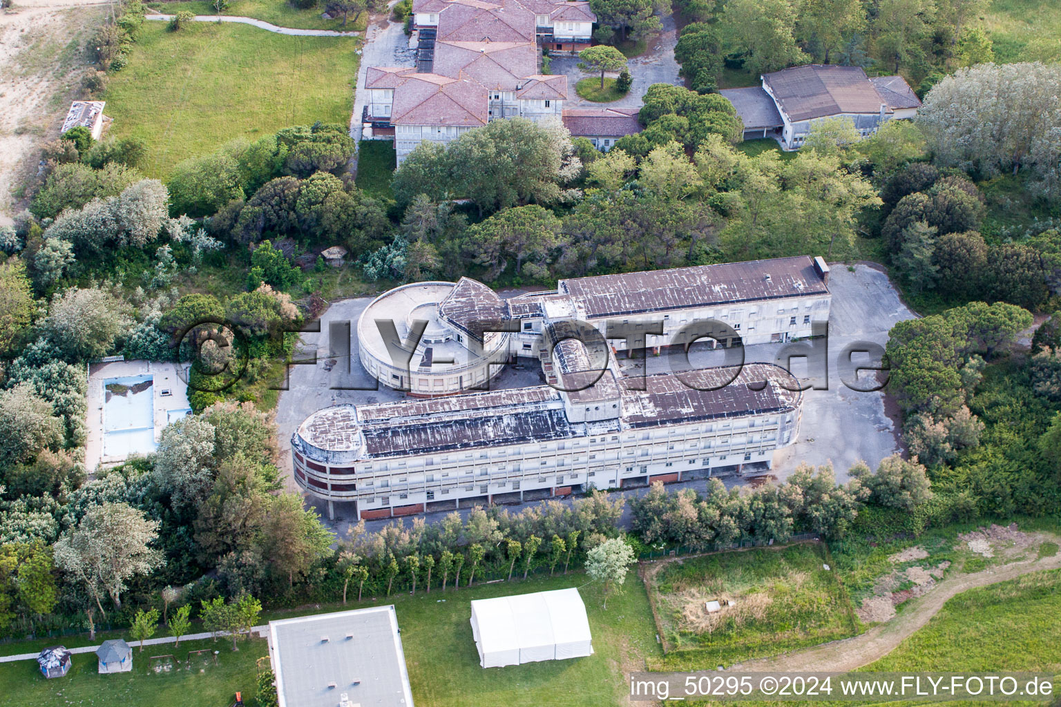 Vue aérienne de Ancienne maison de vacances familiale en ruine ex Colonia La Nostra Famiglia sur la plage de l'Adriatique à Duna Verde en Vénétie à le quartier Duna Verde in Caorle dans le département Metropolitanstadt Venedig, Italie