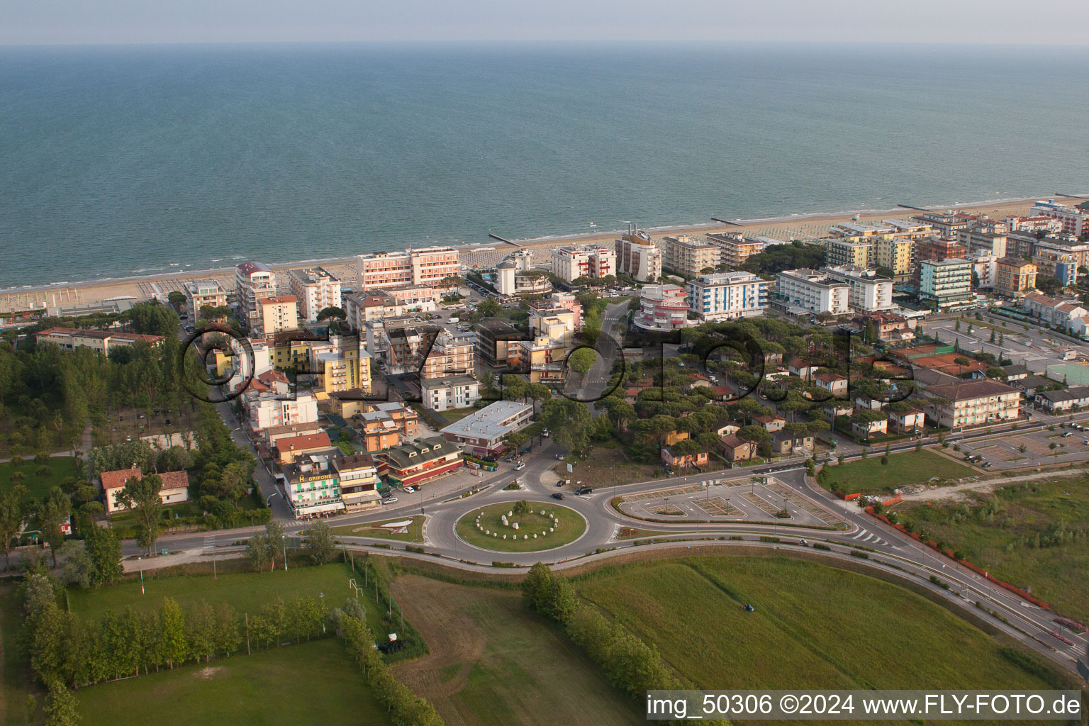 Lido di Jesolo dans le département Metropolitanstadt Venedig, Italie du point de vue du drone