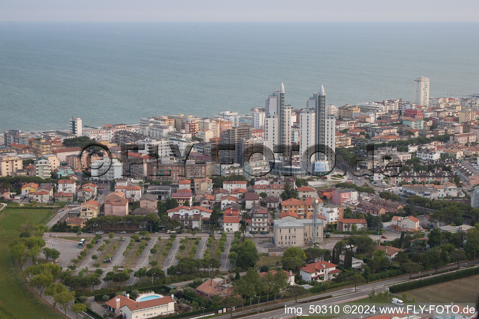 Lido di Jesolo dans le département Metropolitanstadt Venedig, Italie vu d'un drone