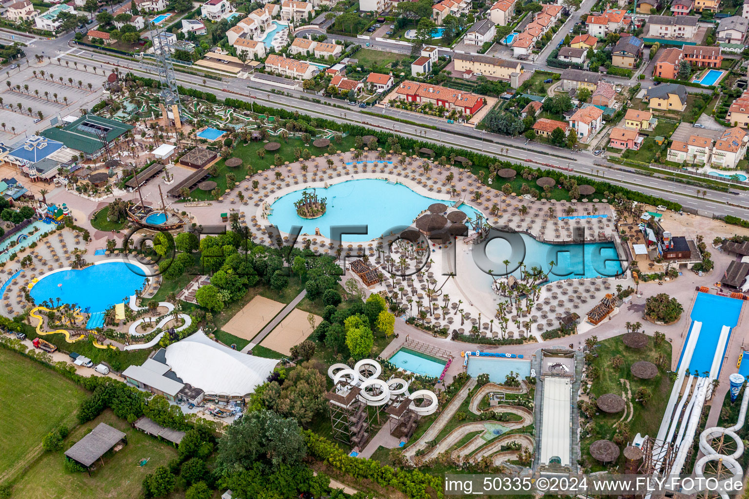 Vue aérienne de Courbes et parcours circulaires du toboggan aquatique de la piscine extérieure Aqualandia du Lido di Jesolo en Vénétie à le quartier Lido di Iesolo in Jesolo dans le département Metropolitanstadt Venedig, Italie