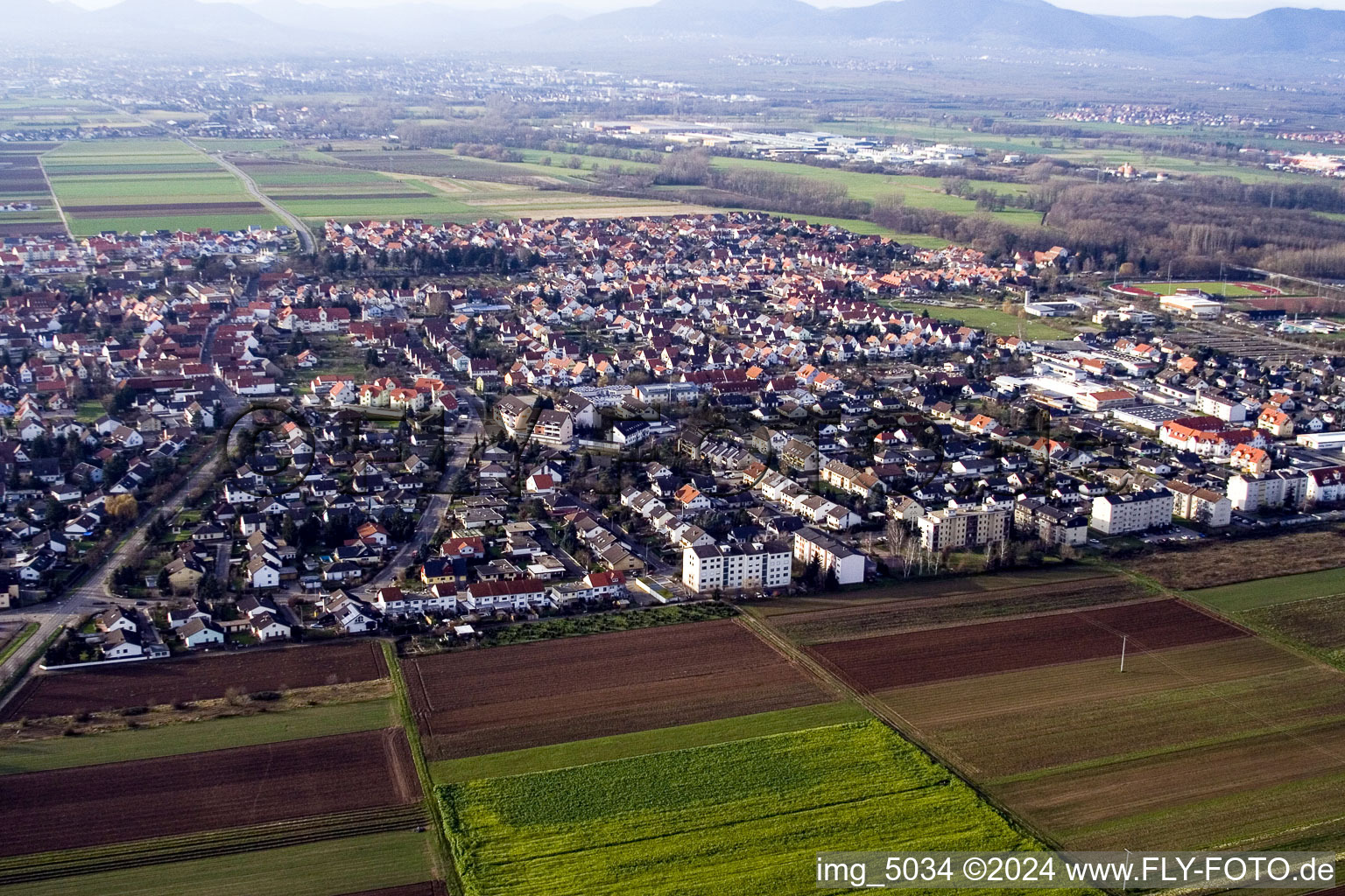 Vue aérienne de Vue des rues et des maisons des quartiers résidentiels à le quartier Offenbach in Offenbach an der Queich dans le département Rhénanie-Palatinat, Allemagne