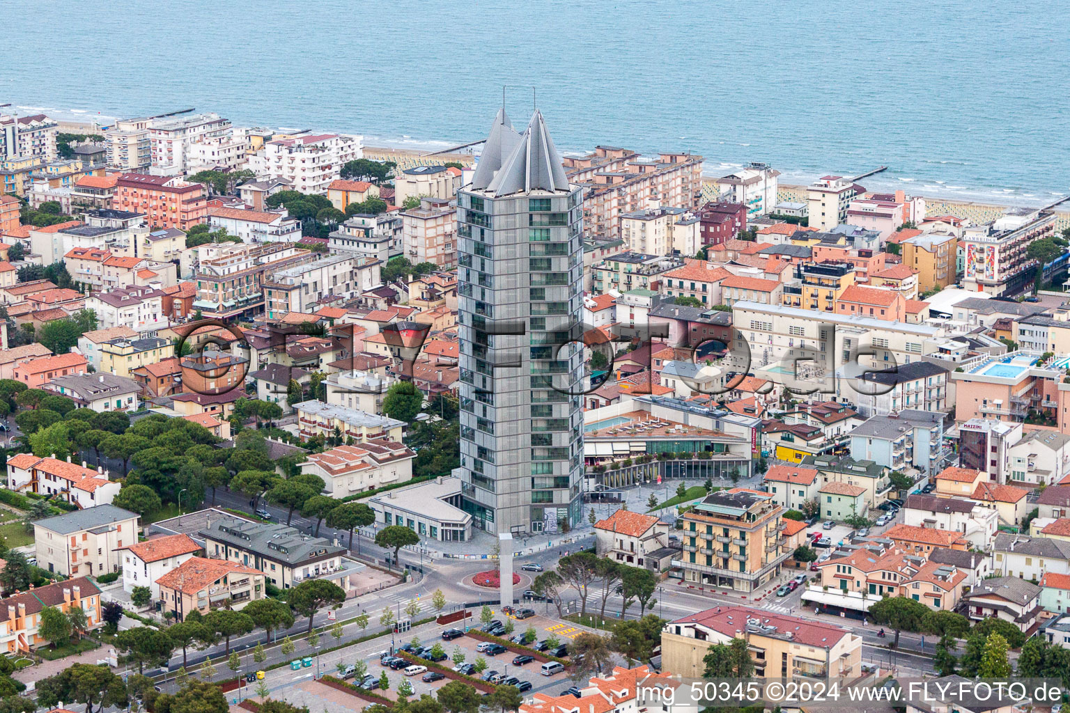 Vue aérienne de Complexe hôtelier de grande hauteur sur la Via Aquileia à Lido di Jesolo en Vénétie à le quartier Lido di Iesolo in Jesolo dans le département Metropolitanstadt Venedig, Italie