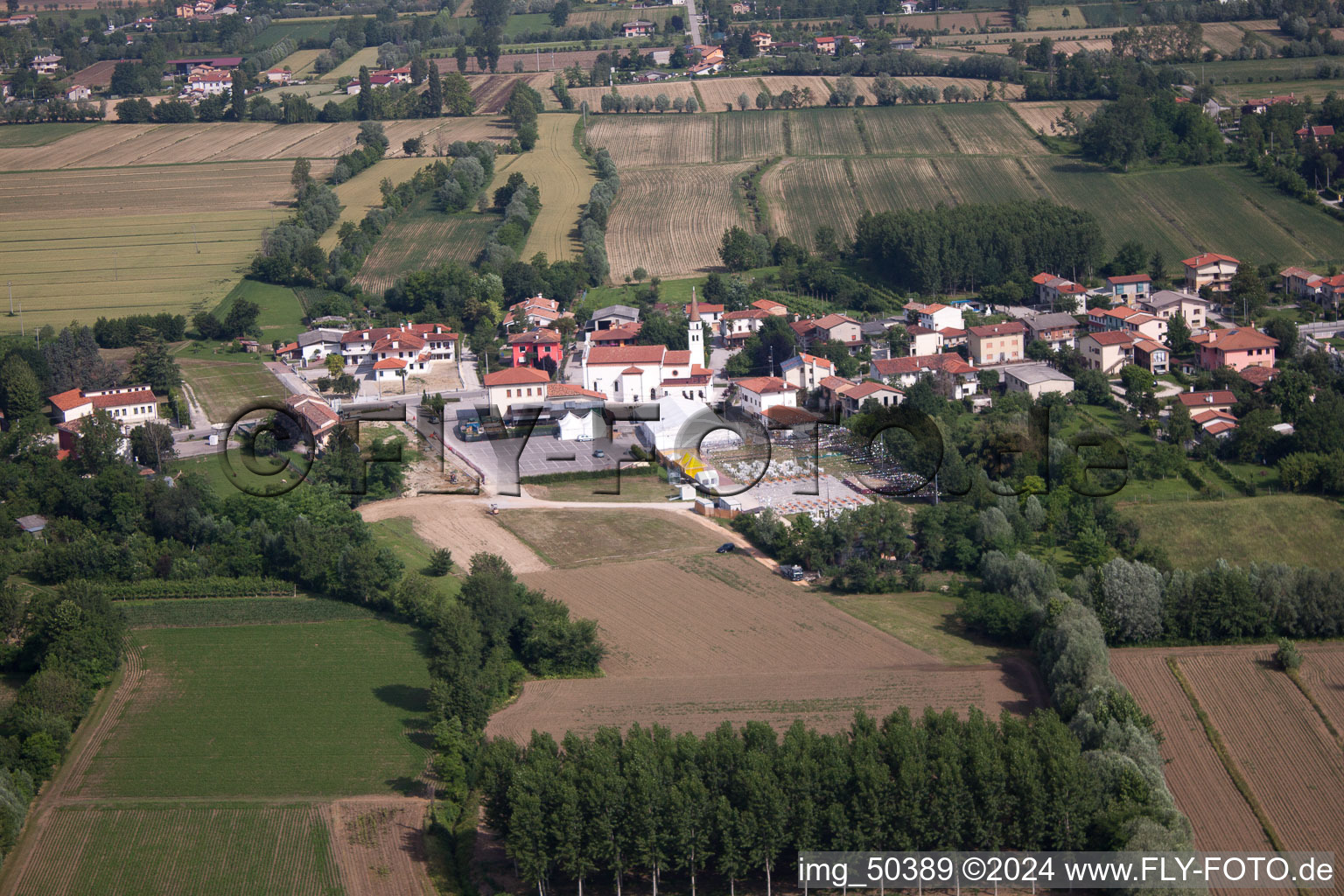 Vue aérienne de Cinto Caomaggiore dans le département Vénétie, Italie