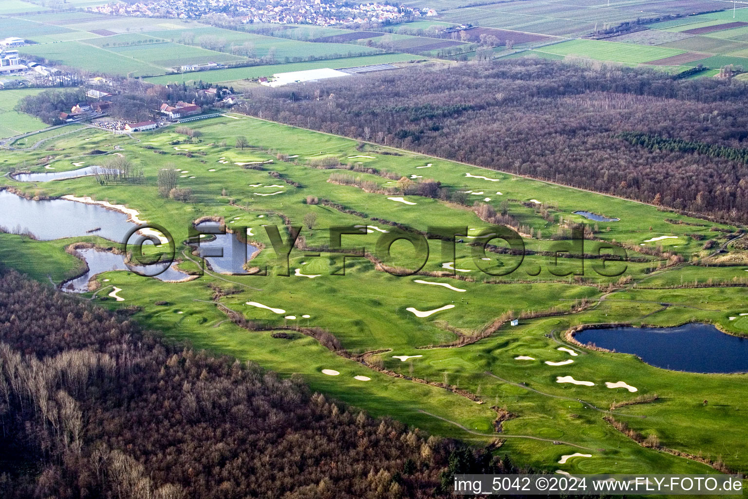 Superficie du terrain de golf complexe de golf domaine de campagne Dreihof à le quartier Dreihof in Essingen dans le département Rhénanie-Palatinat, Allemagne depuis l'avion