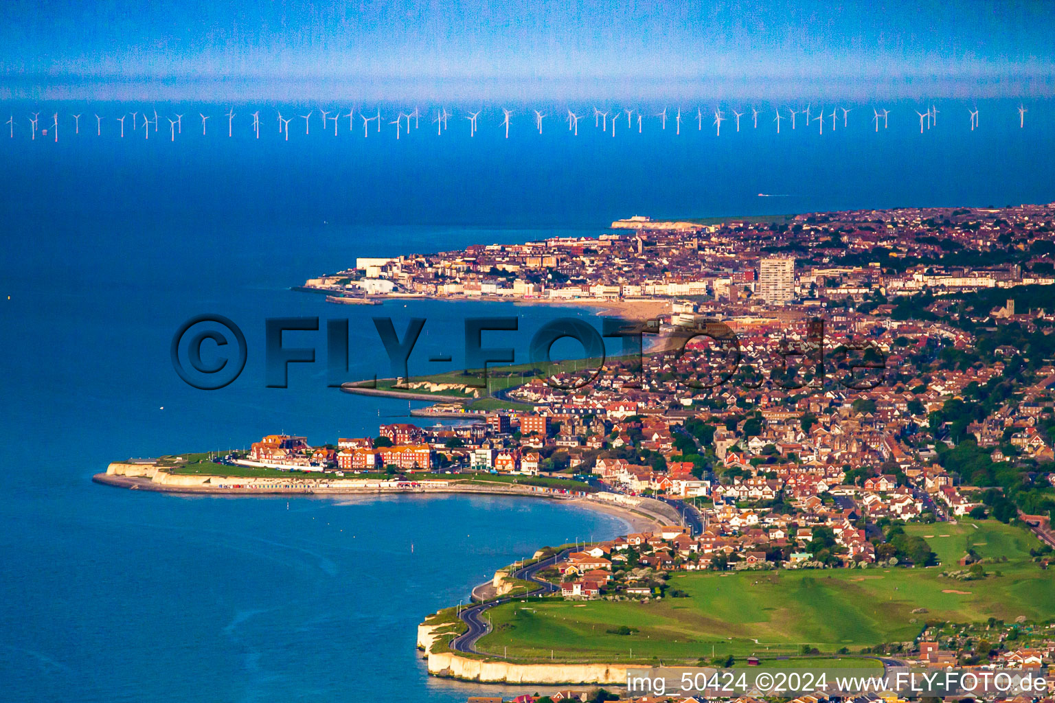 Vue aérienne de Vue de la ville au bord de la mer avec un parc éolien offshore en mer du Nord à Margate dans le département Angleterre, Grande Bretagne