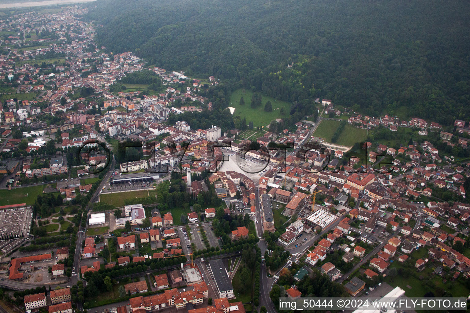 Vue oblique de Maniago dans le département Pordenone, Italie