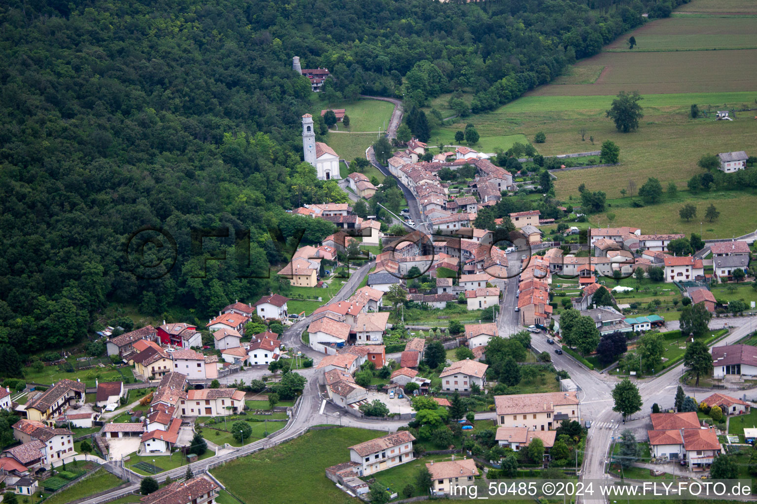 Vue aérienne de Belluno dans le département Frioul-Vénétie Julienne, Italie