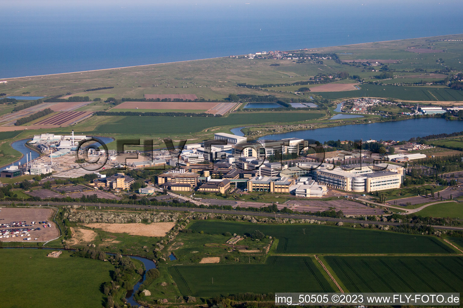 Vue aérienne de Locaux d'usine du producteur chimique Pfizer Ltd et Discovery Par à Sandwich dans le département Angleterre, Grande Bretagne