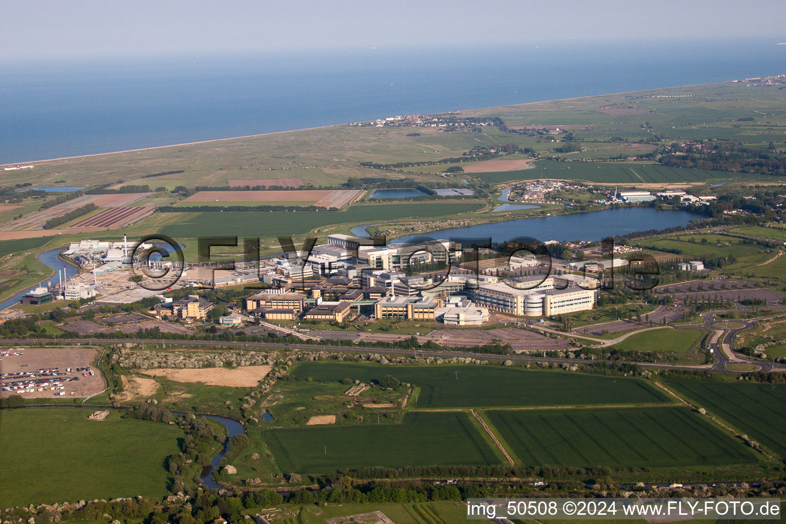 Vue aérienne de Locaux d'usine du producteur chimique Pfizer Ltd et Discovery Par à Sandwich dans le département Angleterre, Grande Bretagne