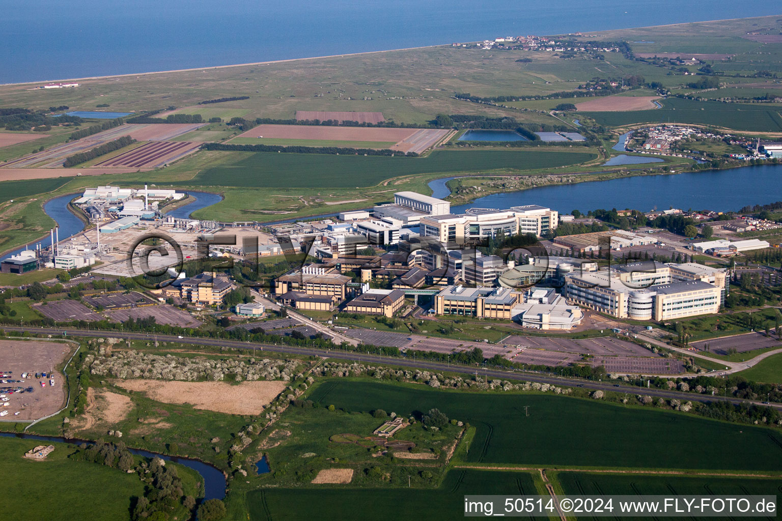 Photographie aérienne de Locaux d'usine du producteur chimique Pfizer Ltd et Discovery Par à Sandwich dans le département Angleterre, Grande Bretagne