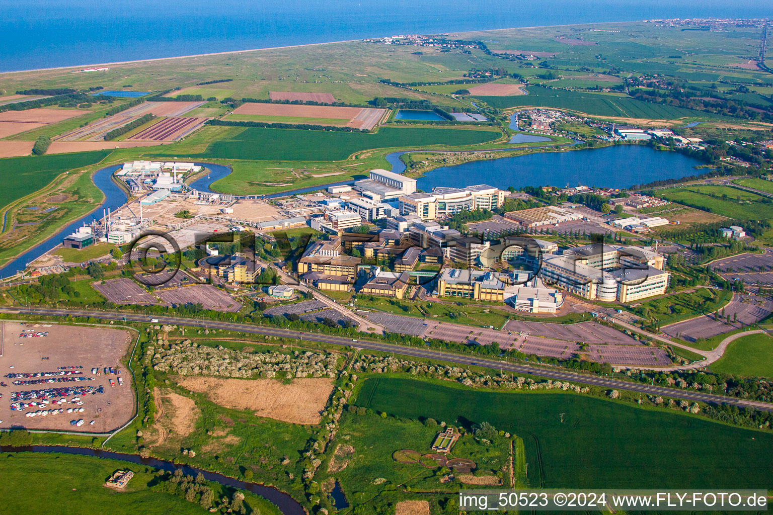 Photographie aérienne de Locaux d'usine du producteur chimique Pfizer Ltd et Discovery Park à Sandwich dans le département Angleterre, Grande Bretagne