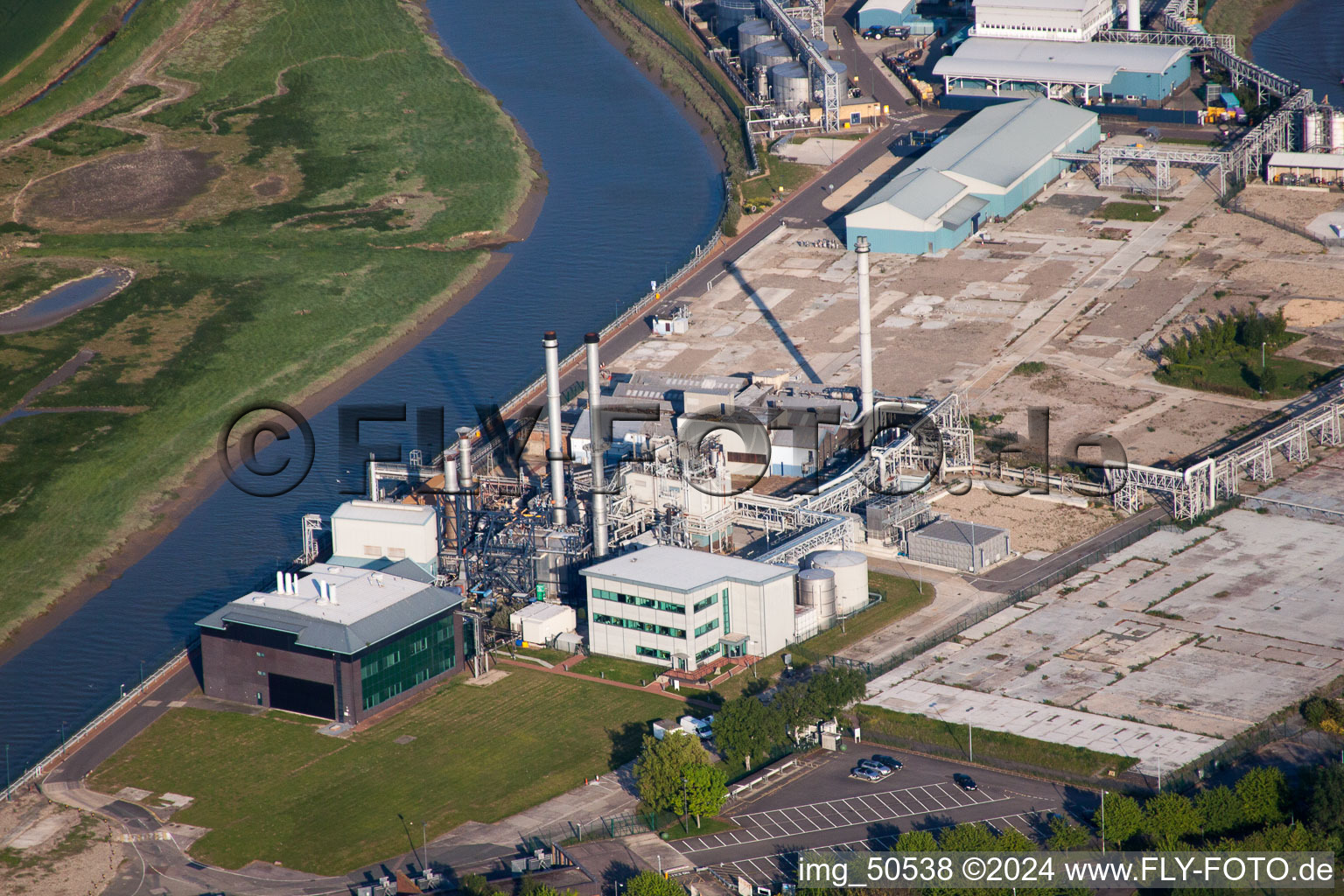 Vue aérienne de Locaux de l'usine du producteur chimique Pfizer Lt à Sandwich dans le département Angleterre, Grande Bretagne
