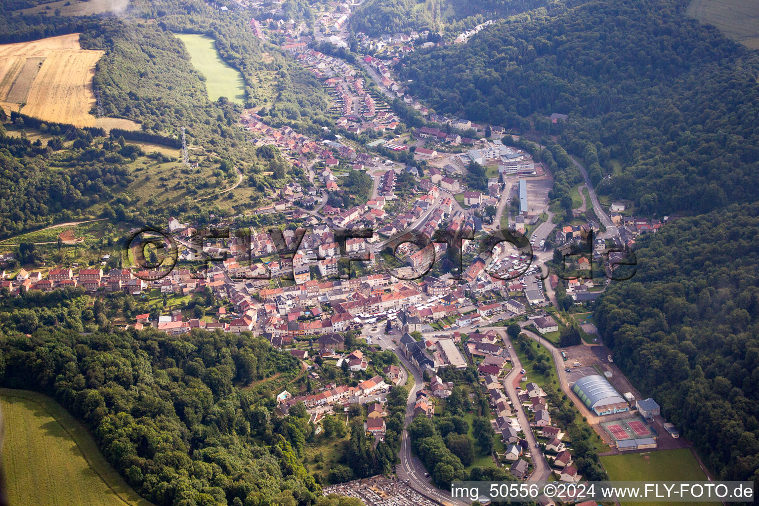 Vue aérienne de Vue des rues et des maisons des quartiers résidentiels à Ottange dans le département Moselle, France