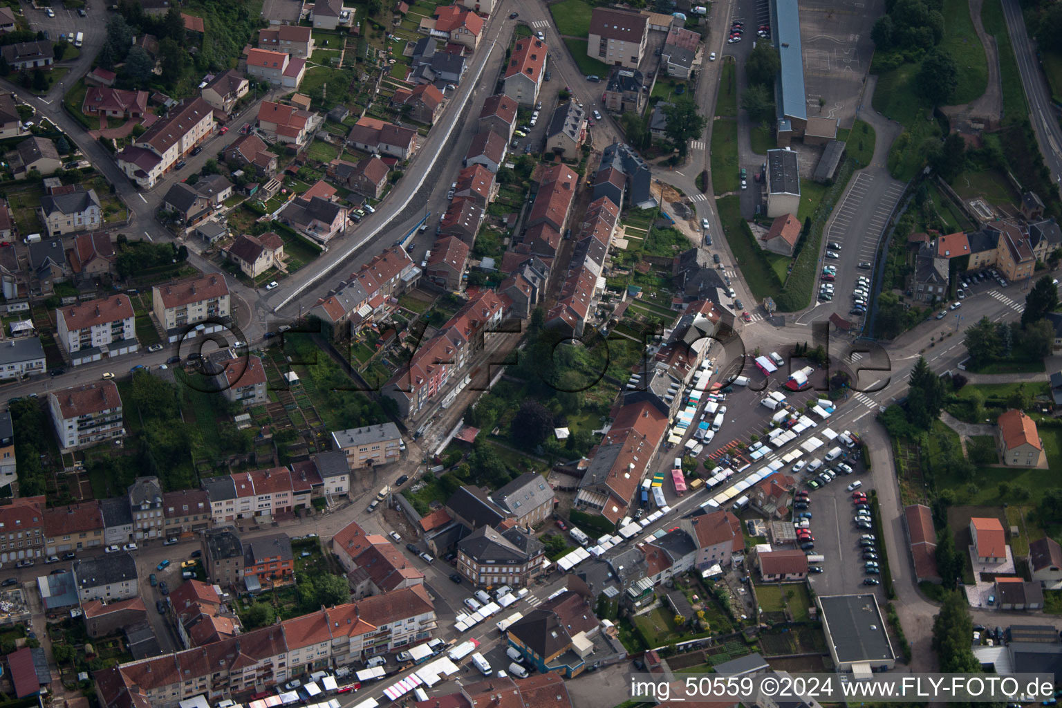 Vue aérienne de Vue des rues et des maisons des quartiers résidentiels à Ottange dans le département Moselle, France