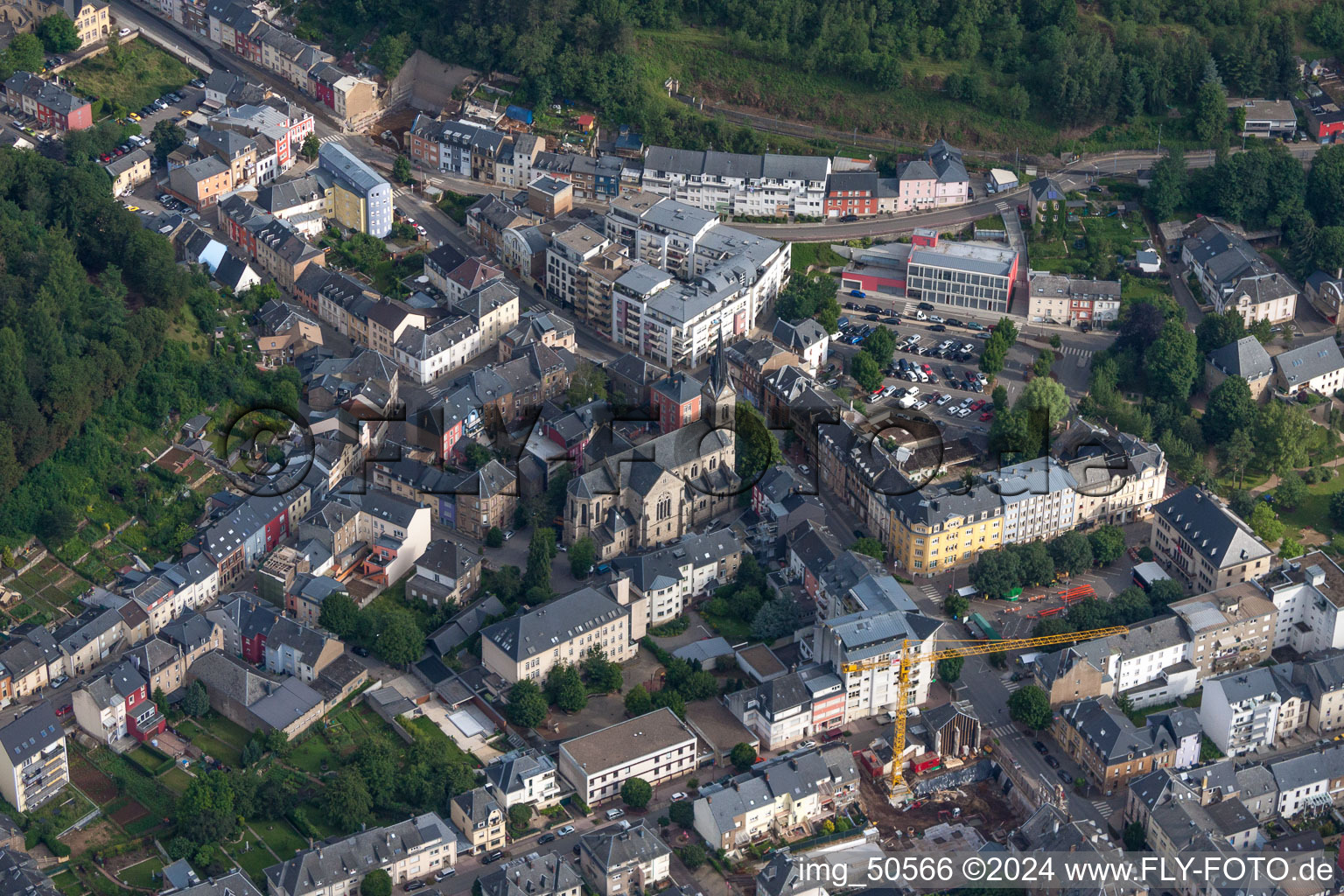 Vue aérienne de Bâtiment religieux à Rumelange dans le District de Luxembourg à Rümelingen dans le département Esch an der Alzette, Luxembourg