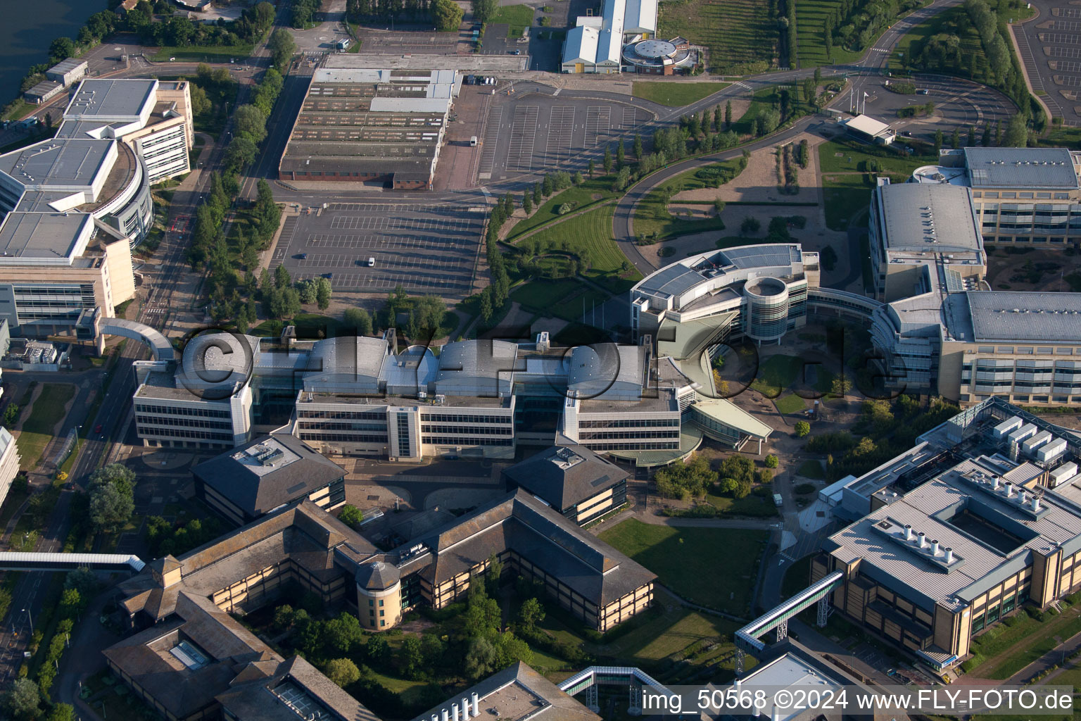 Vue aérienne de Bâtiment d'église dans le vieux centre-ville du centre-ville de Dudelange dans le District de Luxembourg à Düdelingen dans le département Esch an der Alzette, Luxembourg