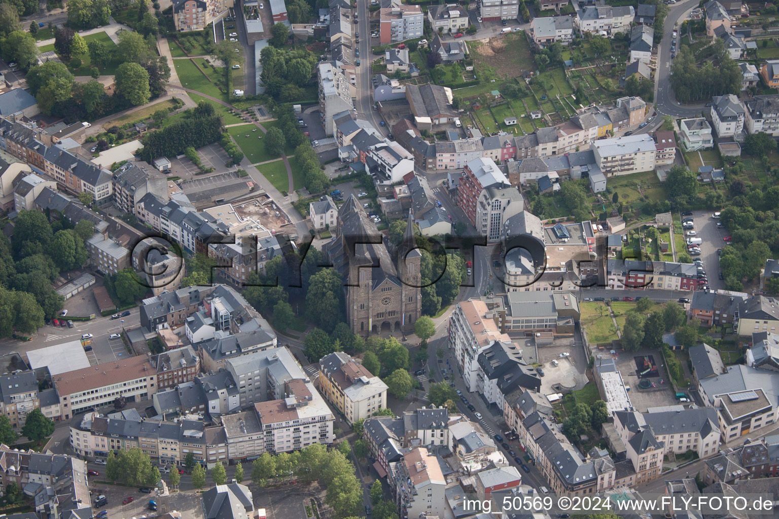 Vue aérienne de Bâtiment d'église dans le vieux centre-ville du centre-ville de Dudelange dans le District de Luxembourg à Düdelingen dans le département Esch an der Alzette, Luxembourg