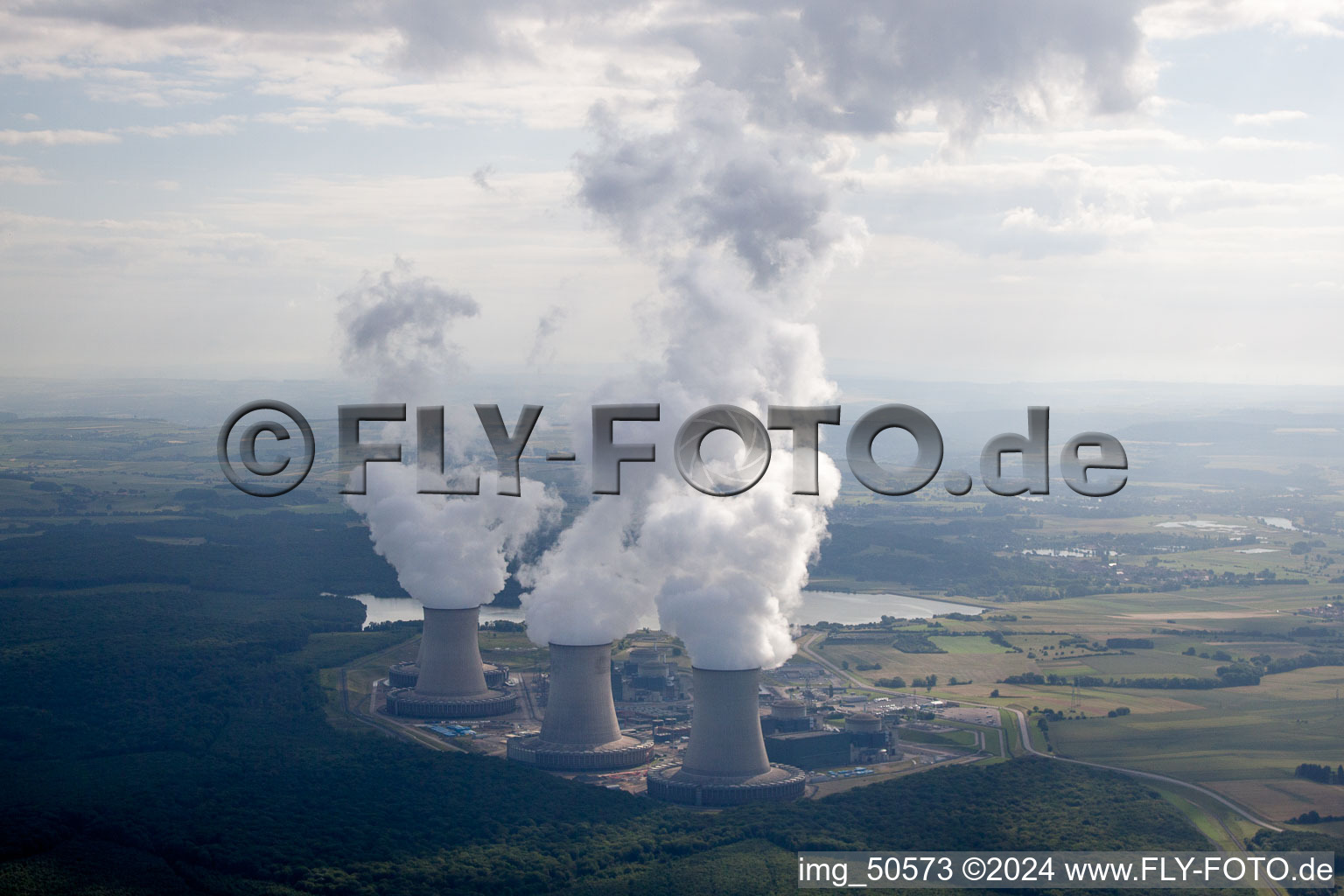 Vue aérienne de Nuages de fumée au-dessus de la centrale nucléaire (également centrale nucléaire, centrale nucléaire ou centrale nucléaire) à Cattenom dans le département Moselle, France