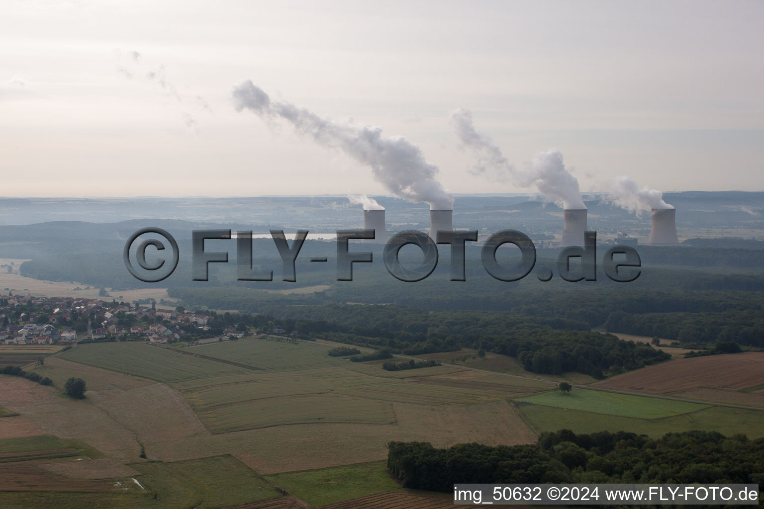 Vue aérienne de Cattenom, centrale nucléaire de l'ouest à Cattenom dans le département Moselle, France