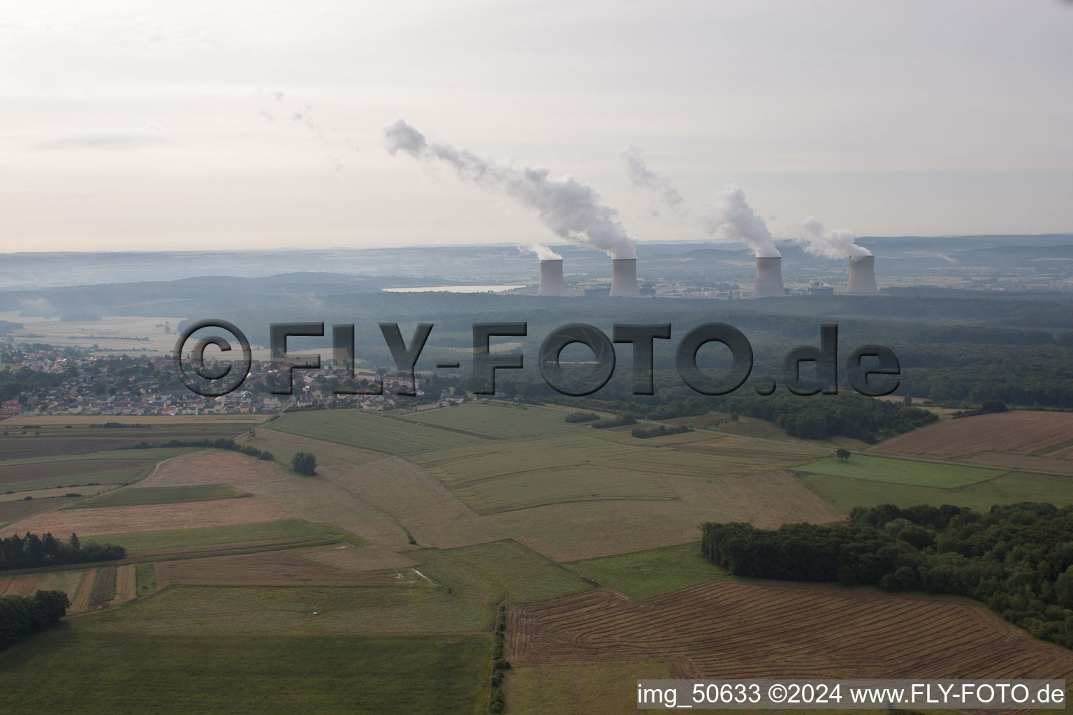 Vue aérienne de Cattenom, centrale nucléaire de l'ouest à Cattenom dans le département Moselle, France