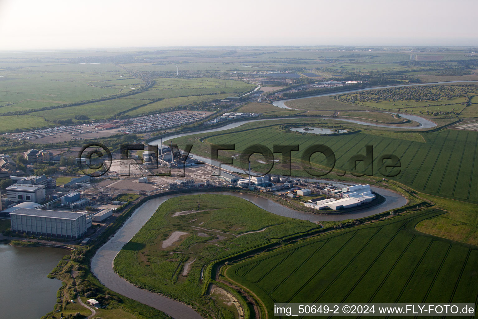 Vue aérienne de Le cours de la rivière Gandren sépare le Luxembourg et la Lorraine à Beyren-lès-Sierck dans le département Moselle, France