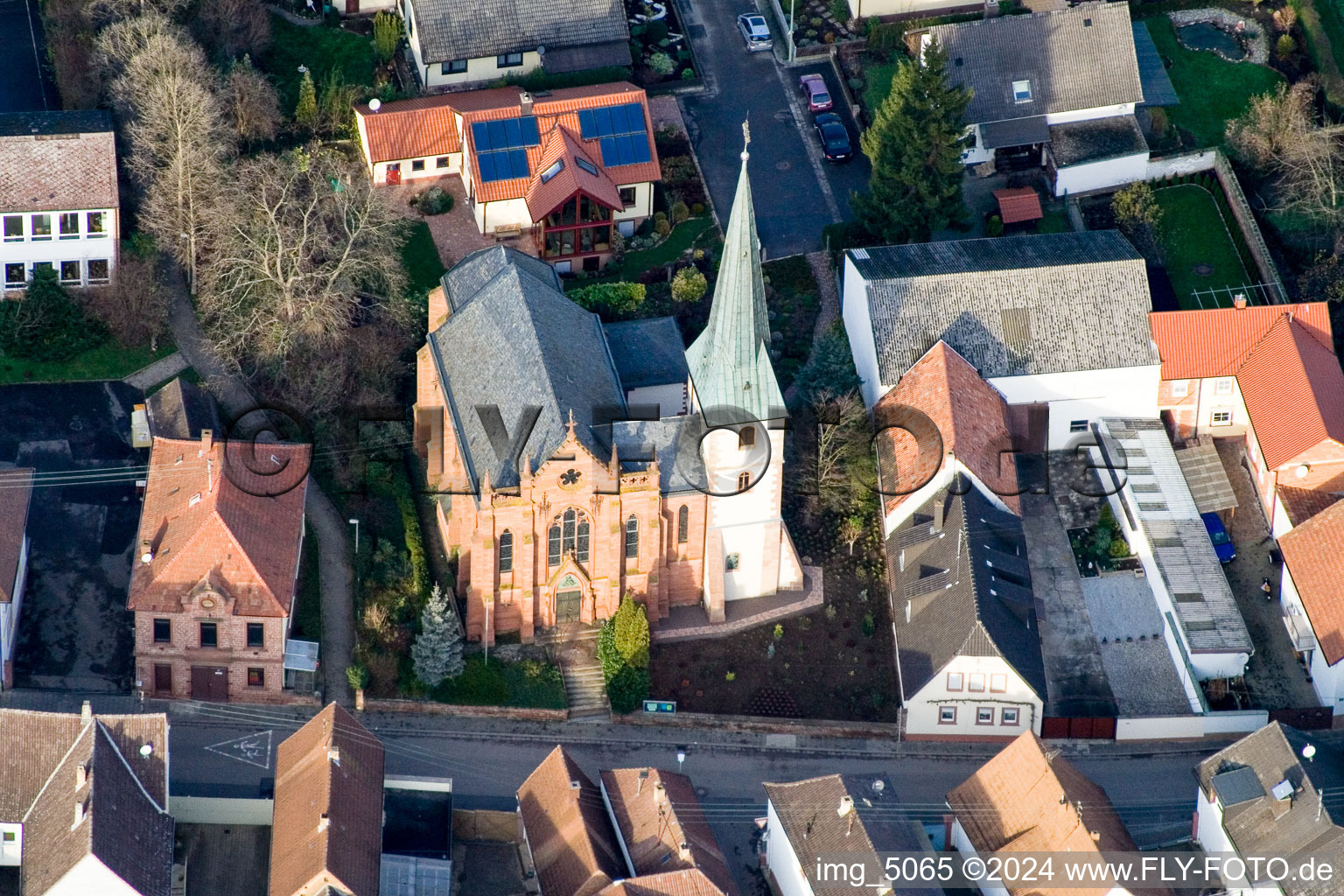 Vue aérienne de Église catholique Saint-Michel au centre du village à le quartier Duttweiler in Neustadt an der Weinstraße dans le département Rhénanie-Palatinat, Allemagne