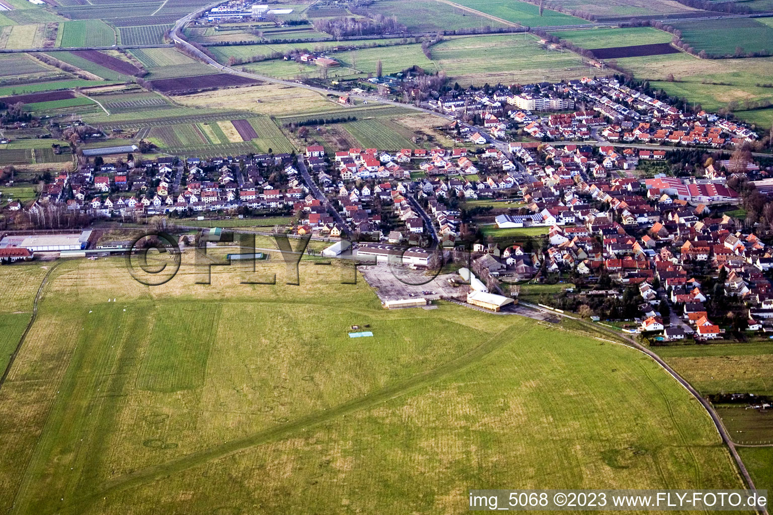 Vue aérienne de Rires-Speyerdorf, aérodrome à le quartier Speyerdorf in Neustadt an der Weinstraße dans le département Rhénanie-Palatinat, Allemagne