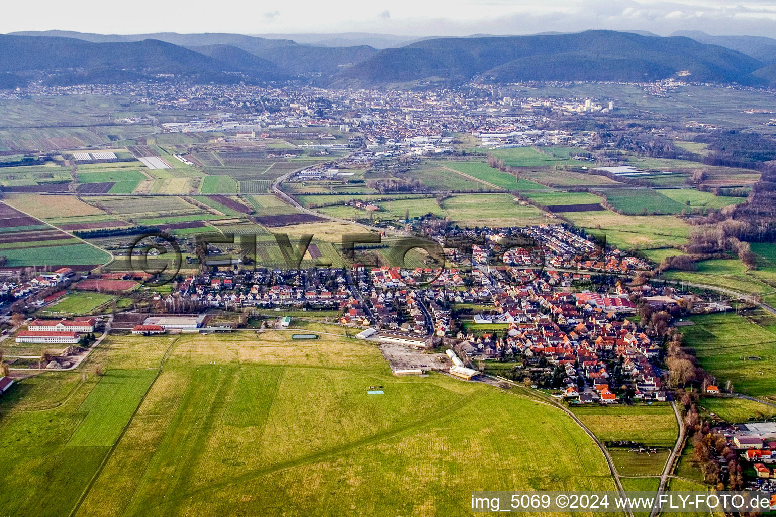 Vue aérienne de Vue sur le village à le quartier Lachen in Neustadt an der Weinstraße dans le département Rhénanie-Palatinat, Allemagne