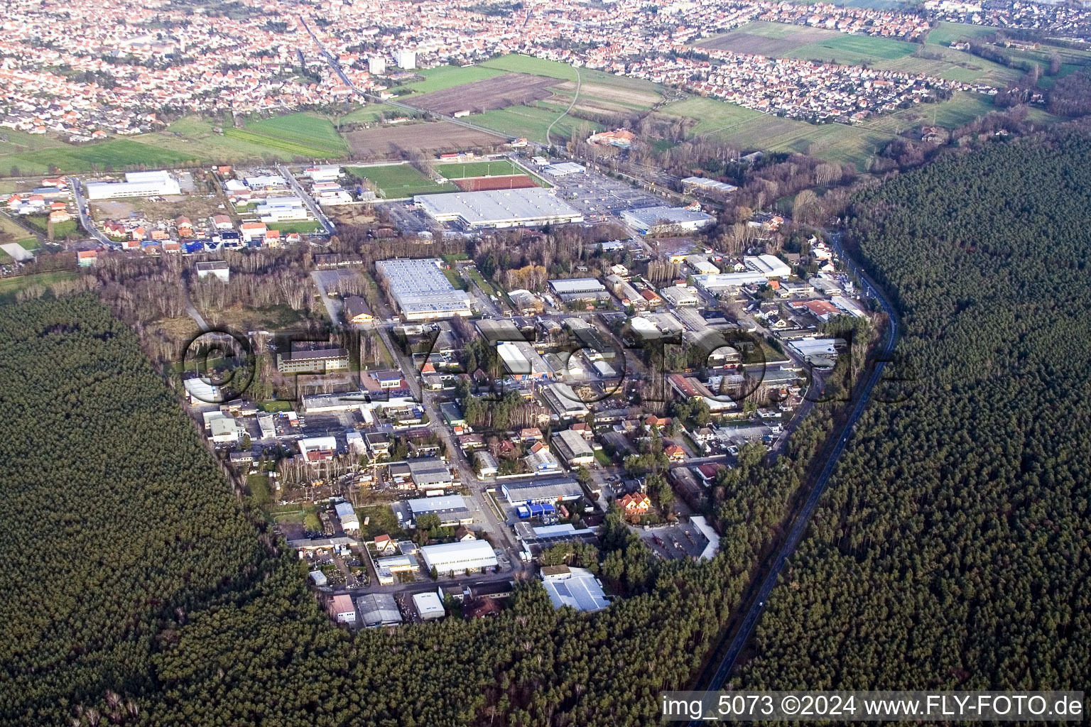 Haßloch dans le département Rhénanie-Palatinat, Allemagne depuis l'avion