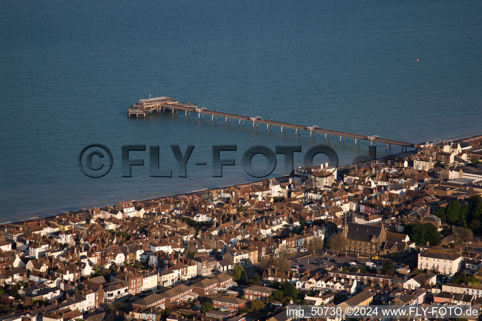 Vue aérienne de Paysage de sable et de plage à la jetée de Cana à Deal dans le département Angleterre, Grande Bretagne