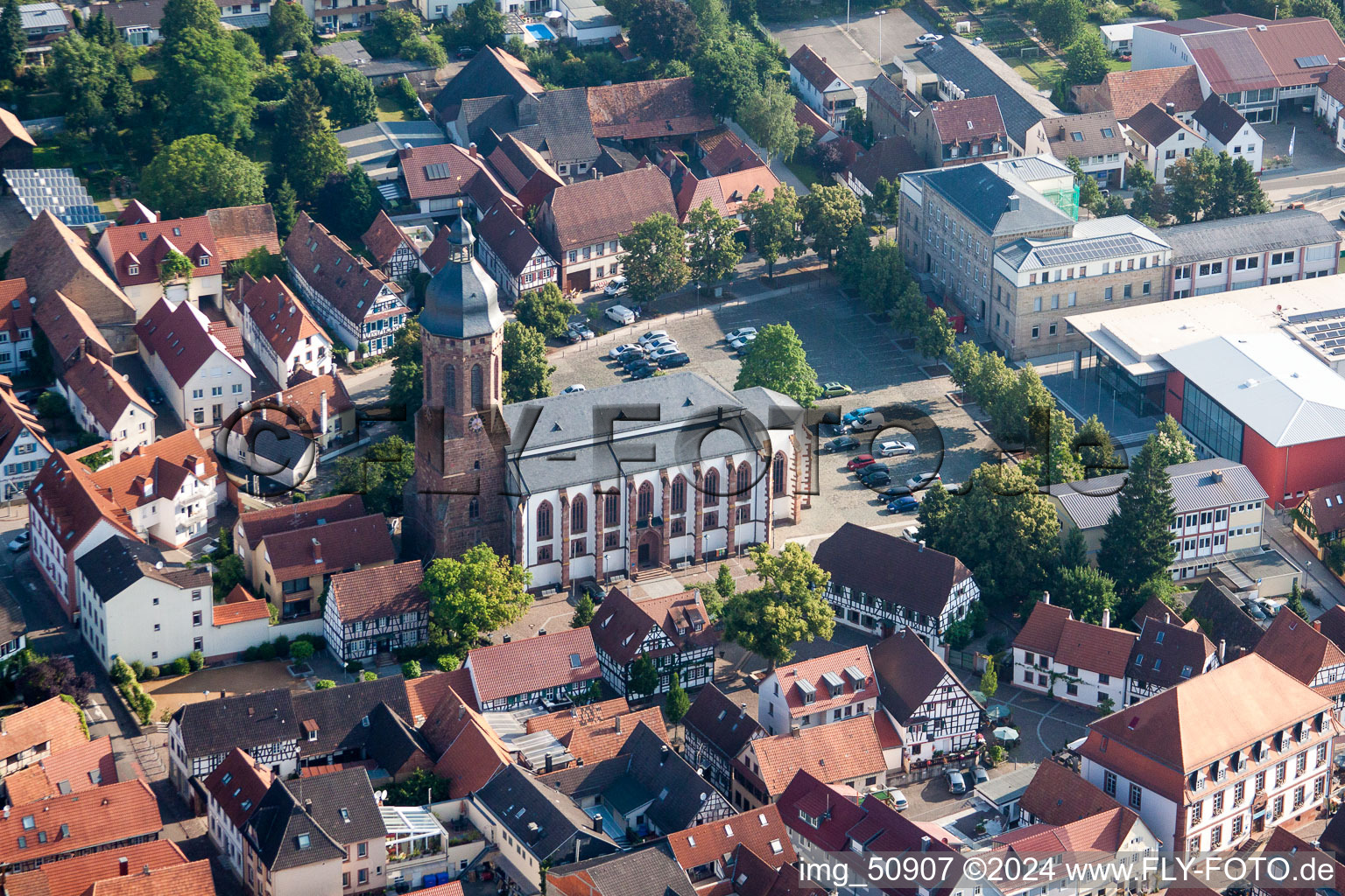 Vue aérienne de Place du marché de l'église, Plätzl à Kandel dans le département Rhénanie-Palatinat, Allemagne