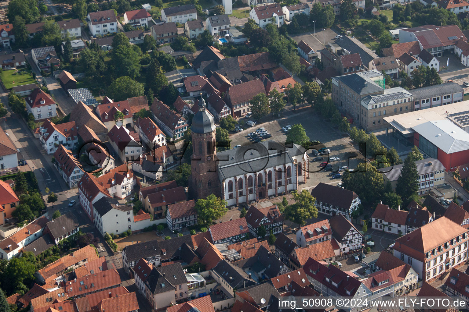 Vue aérienne de Place du marché de l'église, Plätzl à Kandel dans le département Rhénanie-Palatinat, Allemagne