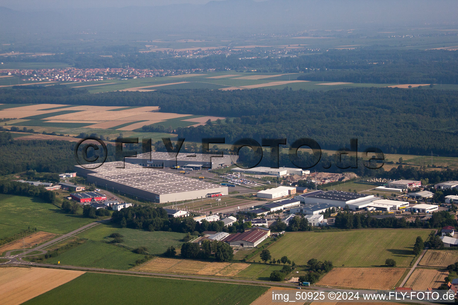 Vue aérienne de Zone industrielle de Horst, centre logistique de coïncidence à le quartier Minderslachen in Kandel dans le département Rhénanie-Palatinat, Allemagne