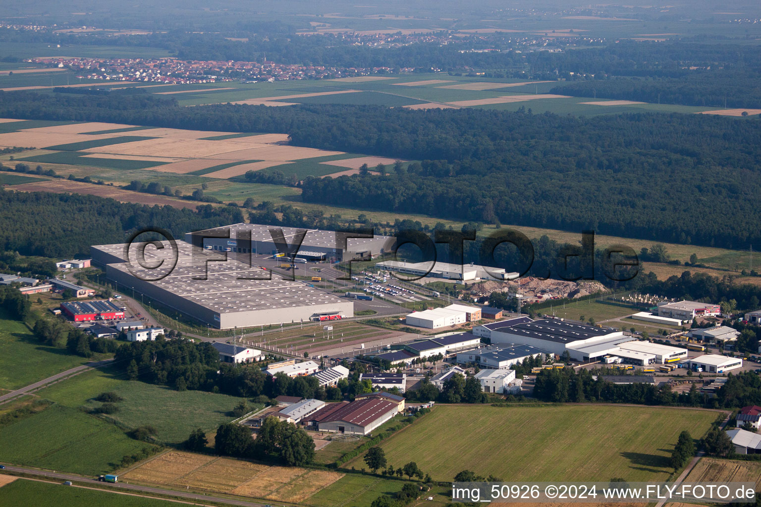 Vue aérienne de Zone industrielle de Horst, centre logistique de coïncidence à le quartier Minderslachen in Kandel dans le département Rhénanie-Palatinat, Allemagne