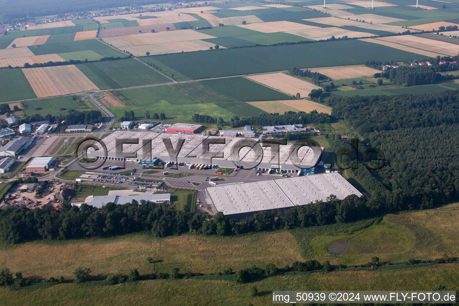 Vue d'oiseau de Zone industrielle de Horst, centre logistique de coïncidence à le quartier Minderslachen in Kandel dans le département Rhénanie-Palatinat, Allemagne