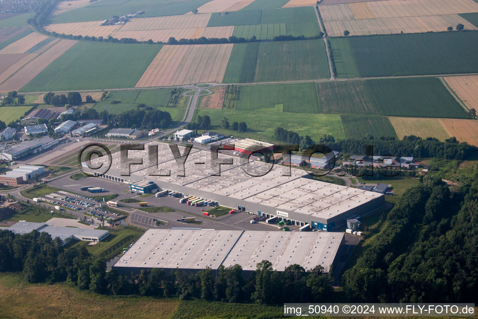 Zone industrielle de Horst, centre logistique de coïncidence à le quartier Minderslachen in Kandel dans le département Rhénanie-Palatinat, Allemagne vue du ciel