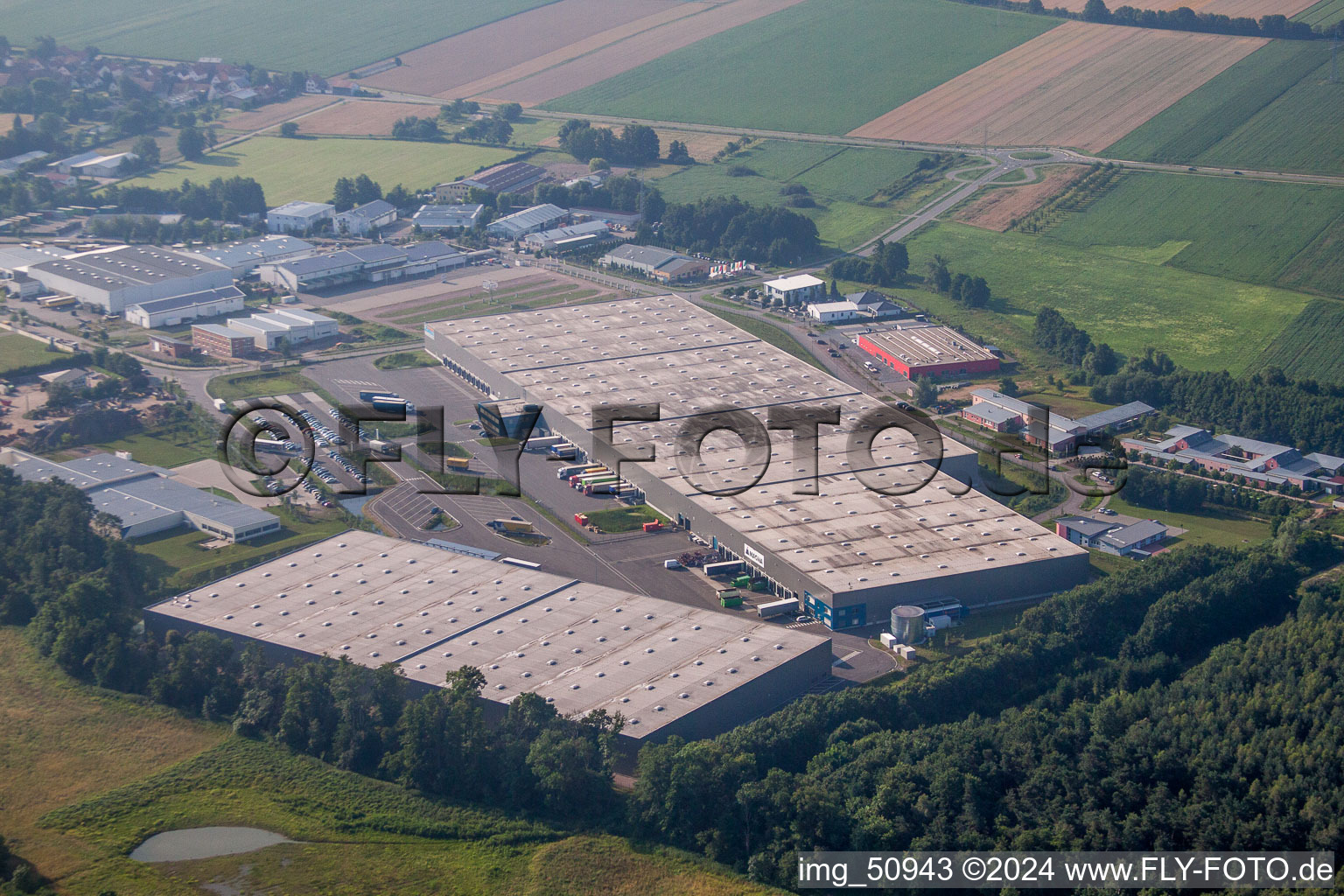 Zone industrielle de Horst, centre logistique de coïncidence à le quartier Minderslachen in Kandel dans le département Rhénanie-Palatinat, Allemagne du point de vue du drone